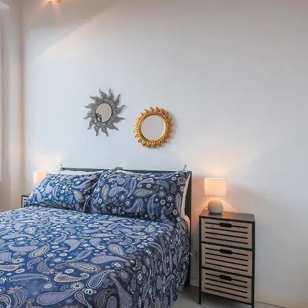 - Sunny Via Romana Apartment *